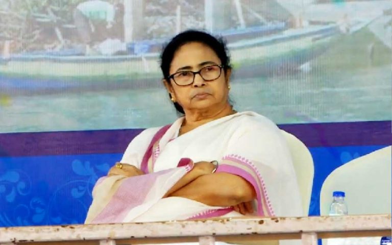 बंगाल : ‘आप बैठिए, मैं भी बैठ जाती हूं’, बीडीओ से खफा मुख्यमंत्री ने कार्यक्रम को बीच में ही रोक दिया