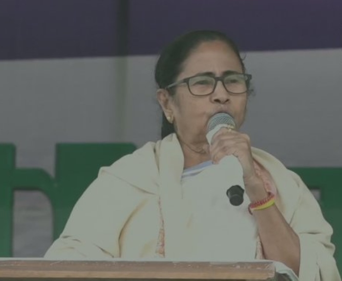 ममता बनर्जी ने भाजपा को बताया नक्सली से भी ज्यादा खतरनाक, कहा-मेरी सभा में अपने लोगों को भेजते हैं…