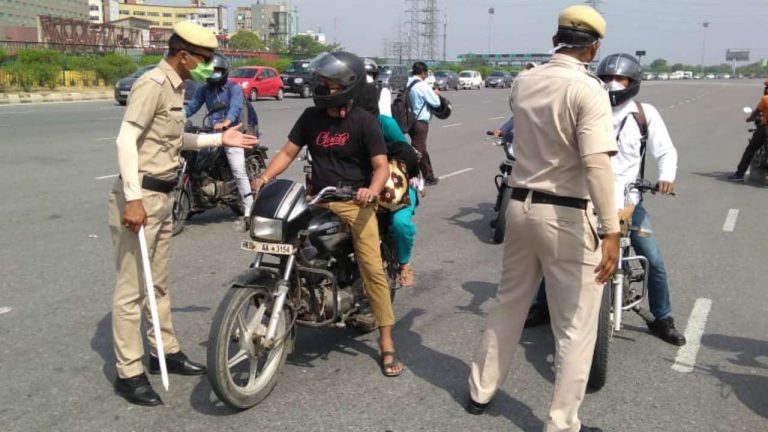 बिना मास्क पहने घूमने पर दो गिरफ्तार, चला जांच अभियान