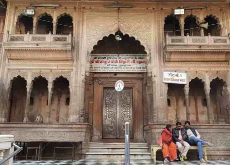 Mathura: बांके बिहारी मंदिर के दर्शन का बदला समय, जाने से पहले एक बार जरूर पढ़ें यह खबर