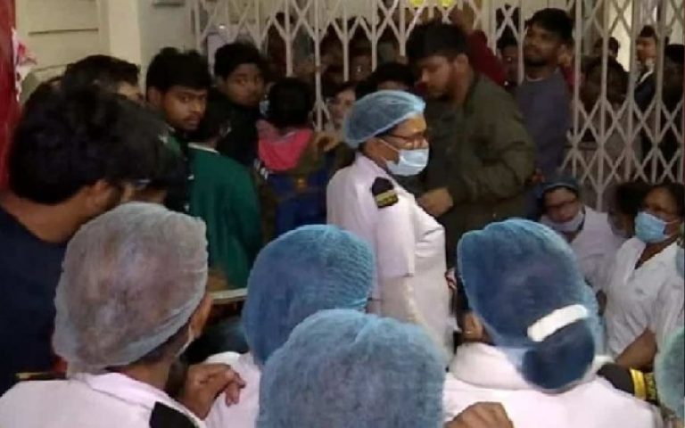 मेडिकल कॉलेज में लगातार 9 दिन से जारी है भूख हड़ताल,स्वास्थ्य सचिव ने कहा कि प्रिंसिपल से बात करूंगा
