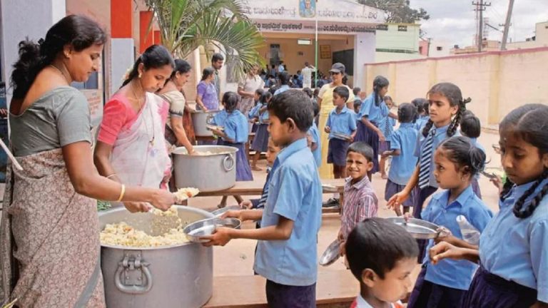 बिहार को मिड डे मील के लिए केंद्र से नहीं मिले 2000 करोड़ रुपये, इधर स्कूलों में लगातार मच रहा बवाल..
