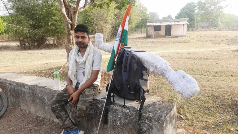 हाथ में तिरंगा व कंधे पर पुतला लिए मुक्तिकांत पीएम नरेंद्र मोदी से मिलने के लिए क्यों कर रहे पैदल यात्रा