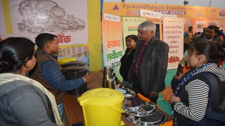 Patna Nagar Nigam ने सरस मेला में चलाया अभियान, लोगों को दिखाया कचरा प्रोसेसिंग प्लांट Patna Nagar Nigam ने सरस मेला में चलाया अभियान, लोगों को दिखाया कचरा प्रोसेसिंग प्लांट