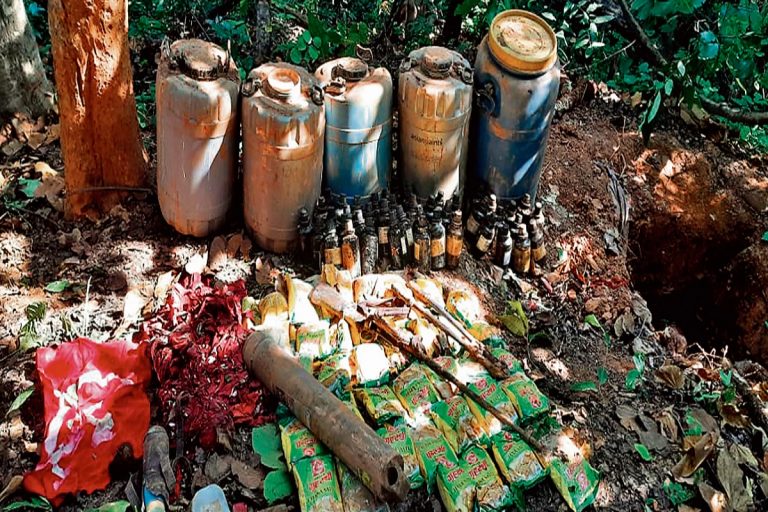 पश्चिम बंगाल के बारुईपुर इलाके से भारी मात्रा में विस्फोटक सामग्री जब्त, 4 गिरफ्तार