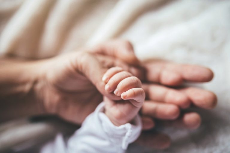 लॉकडाउन में नवजात बच्ची को लेकर हरियाणा से अपने गांव पहुंची महिला,10 दिन पहले हुआ था बच्ची का जन्म