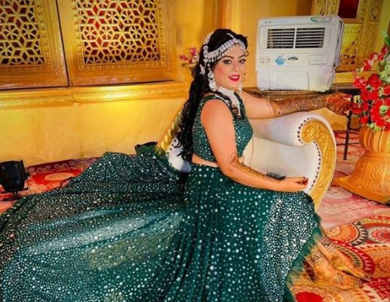निधि झा ने अपने हाथों में यश के नाम की लगाई मेहंदी, एक्ट्रेस ने ग्रीन लहंगे में दिये किलर पोज