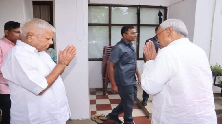 Lalu Yadav: नीतीश कुमार के लिए लालू यादव ने खोला दरवाजा, बोले- मिलकर लेंगे फैसला