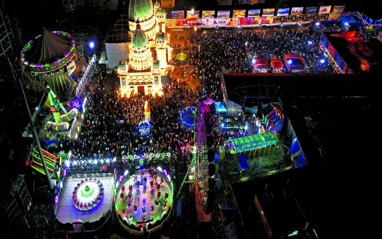 Durga Puja 2022: रांची में बारिश पर आस्था पड़ी भारी, भीग-भीगकर भक्तों ने किये दर्शन, देखें तस्वीरें