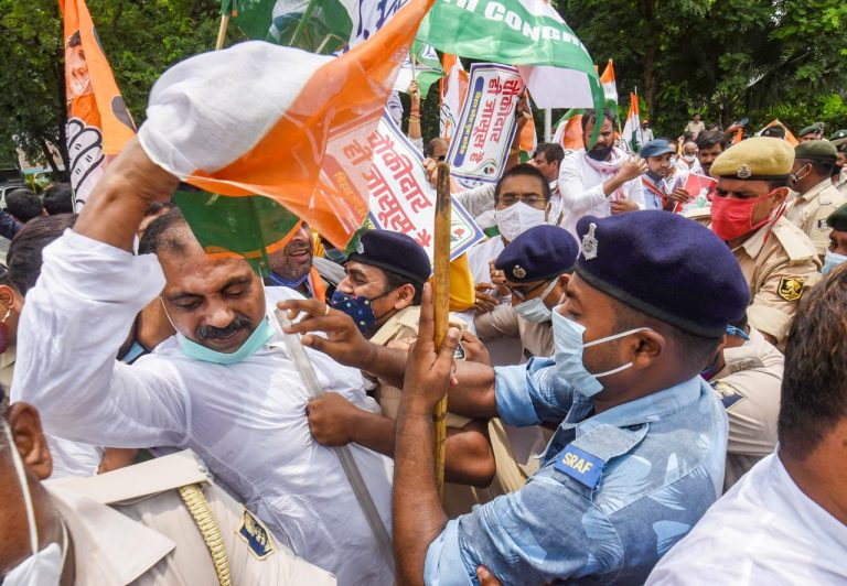 पेगासस मामले को लेकर सदन से सड़क तक हंगामा, यूपी में पुलिस से भिड़े कांग्रेसी, कई नेता और कार्यकर्ता गिरफ्तार