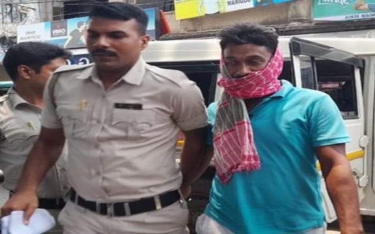 बागतुई हत्याकांड: टीएमसी नेता भादू शेख की हत्या के मुख्य आरोपी न्यूटन शेख हथियार के साथ अरेस्ट बागतुई हत्याकांड: टीएमसी नेता भादू शेख की हत्या के मुख्य आरोपी न्यूटन शेख हथियार के साथ अरेस्ट