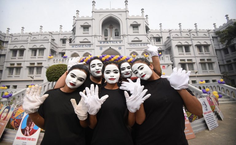 पटना वीमेंस कॉलेज में ओजस्विनी 2.0 का हुआ आयोजन, महिलाओं को मिला सम्मान