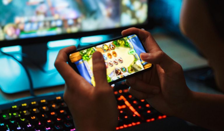 Online Gaming: स्मार्ट, एजुकेटेड और अप टू डेट युवा वर्ग को बर्बाद कर रही है  