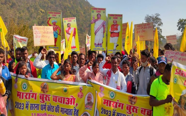 झारखंड के विभिन्न जिलों में रेल चक्का जाम, पारसनाथ पर्वत को तीर्थस्थल घोषित करने की मांग, देखें तस्वीरें