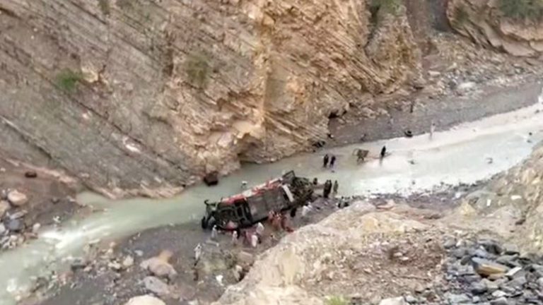 Pakistan News: दक्षिण पश्चिम पाकिस्तान में बस खाई में गिरी, 19 लोगों की मौत