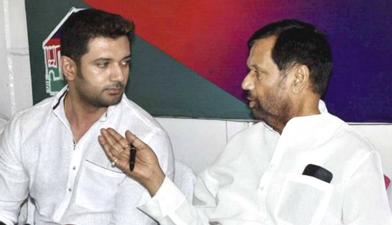 क्या बिहार के राजनीतिक रुख को पहचान गए हैं रामविलास पासवान, जो बदल रहे हैं मूड?