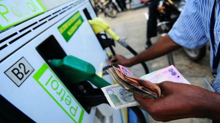 Petrol Price: 2023 के मुकाबले कम हुए हैं पेट्रोल के दाम, यहां मिल रहा है सबसे सस्ता