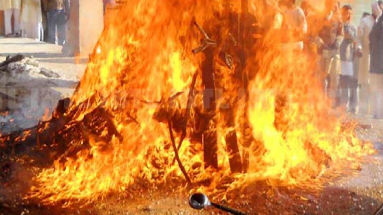 एक ही चिता पर आठ लोगों का कर  दिया अंतिम संस्कार, कोरोना संक्रमण से हुई थी मौत