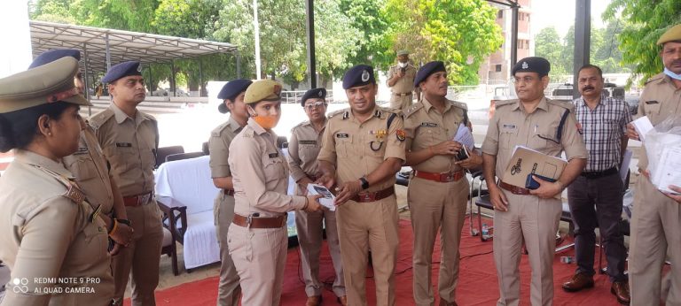 लखनऊ में पिंक बूथ में तैनात महिला सिपाहियों का किया गया सम्‍मान, बताया गया बेहतर पुलिसिंग करने का ‘तरीका’