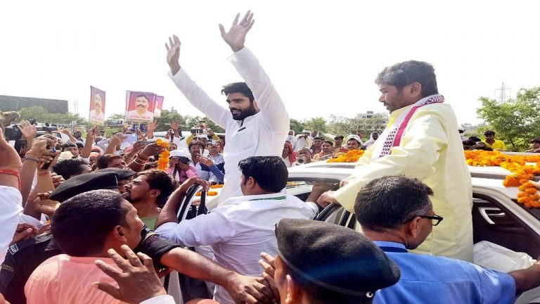 चिराग के लौटते ही मेला में पहुंचे पशुपति पारस व प्रिंस राज के काफिले पर हमला, जमकर चले लाठी-डंडे और पत्थर