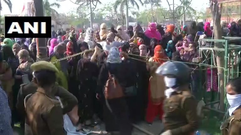 सीएए और एनआरसी को लेकर लखनऊ के घंटा घर पर चल रहे प्रदर्शन पर लगा ब्रेक