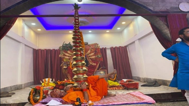 Durga Puja: सीने पर 21 कलश लेकर मां की आराधना, साधू के हठयोग पर मेडिकल साइंस भी दंग
