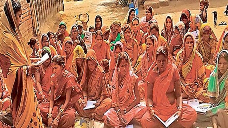 बिहार के महादलित टोले में शिक्षा का जुनून: दिन में मजदूर, तो सुबह-शाम महिलाएं बन जाती हैं शिक्षिका