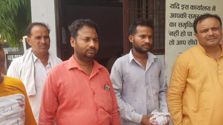 Agra Police का कारनामा, चांदी कारीगरों को एनकाउंटर की धमकी देकर वसूले 74 हजार, SSP ने लिया एक्शन