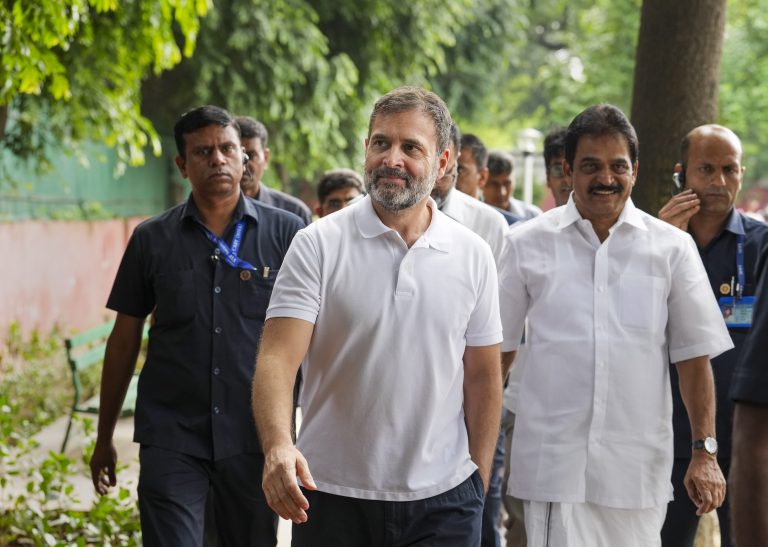 PHOTOS: 136 दिनों के बाद राहुल गांधी की संसद में हुई धमाकेदार एंट्री, देखें तस्वीरें