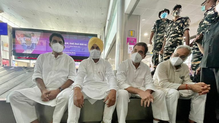 Lakhimpur Kheri Violence: लखनऊ एयरपोर्ट पर राहुल गांधी का धरना समाप्त, सीतापुर के लिए रवाना