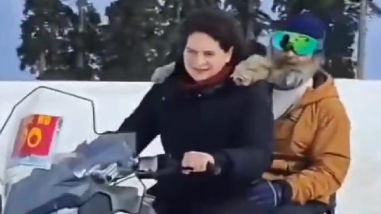 प्रियंका और राहुल गांधी ने गुलमर्ग में बर्फबारी का लिया आनंद, Snowmobiles राइडिंग करते आये नजर, देखें VIDEO