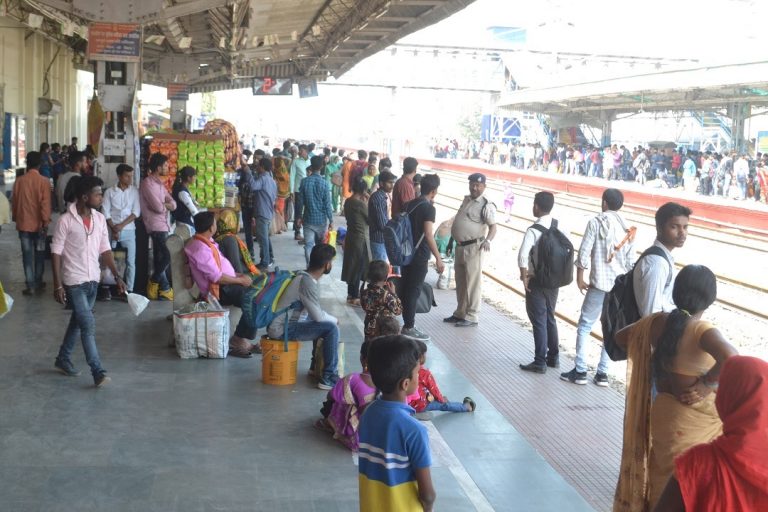 Bihar Train: होली मनाकर लौटने वालों की ट्रेनों में उमड़ रही भीड़, स्लीपर बोगी में दिख रहा जनरल वाला नजारा