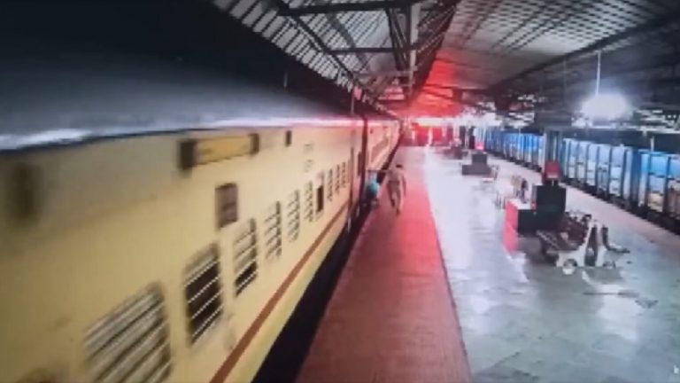 Mathura News: ट्रेन में चढ़ते समय यात्री का फिसला पैर, रेल और प्लेटफॉर्म के बीच फंसा,  दरोगा ने बचाई जान
