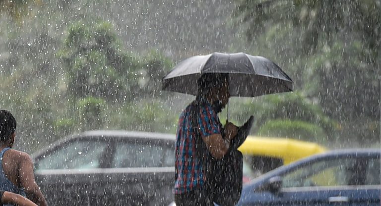 Weather Forecast: अभी ठंड से राहत, झारखंड-बिहार सहित इन राज्यों में होगी बारिश, जानें आज का मौसम