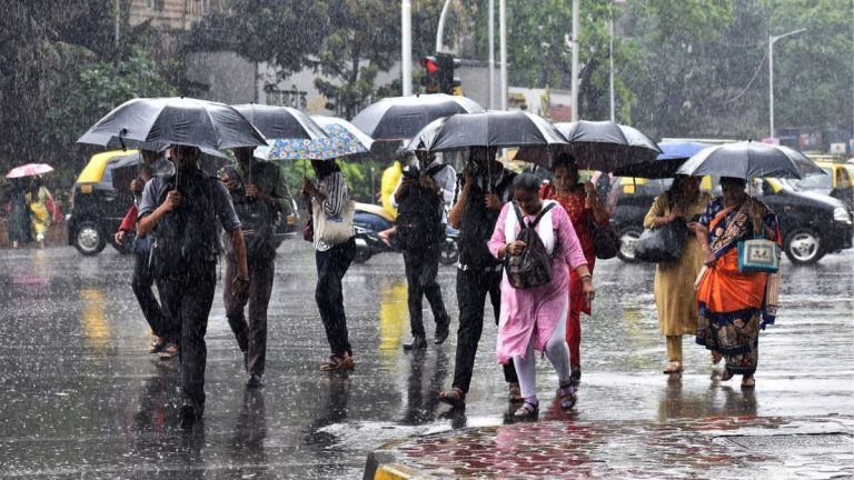 UP Weather Update: पूर्वांचल में भारी बारिश के आसार, कई जिलों में बिजली करने की चेतावनी, जानें अपने शहर का हाल