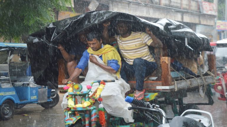 Bihar Weather: मिचौंग तूफान की तबाही से बदलेगा बिहार का मौसम, इन जिलों में बारिश को लेकर आयी बड़ी जानकारी..