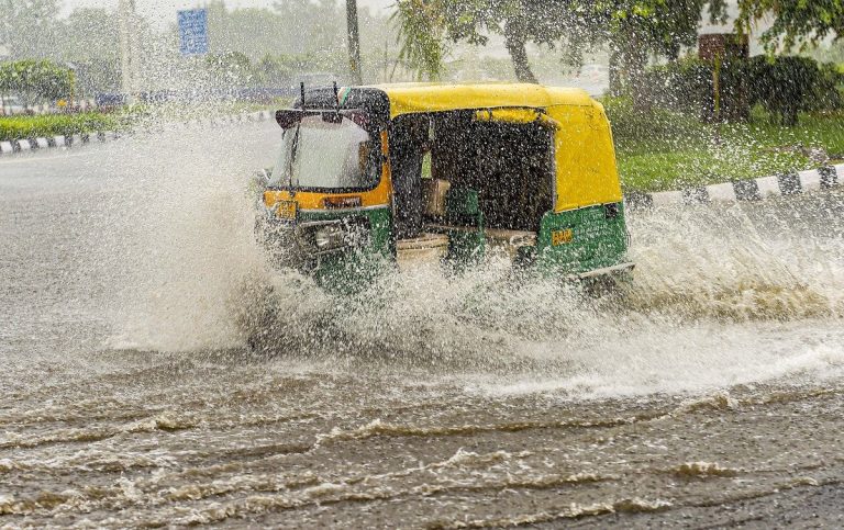 Weather Updates: दिल्ली-यूपी समेत देश के कई हिस्सों में झमाझम, जानिए रविवार को कहां होगी बारिश