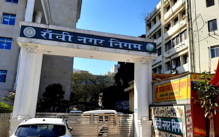 Ranchi Nagar Nigam Action: मोरहाबादी में देर रात चला बुलडोजर, अतिक्रमण हटाने पर दुकानदारों का हंगामा