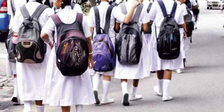 UP में 70 लाख छात्रों को नहीं मिले स्कूल यूनिफॉर्म खरीदने के लिए 1200 रुपए, शिक्षा मंत्री ने बताया कारण