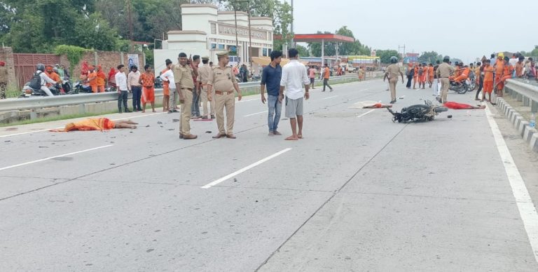 Varanasi News: वाराणसी में भीषण सड़क हादसा, दो बाइकों की टक्कर में तीन कांवड़ियों की मौत, दो घायल