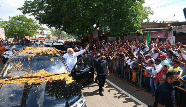 Jharkhand: बच्चों ने लगाये मोदी मोदी के नारे तो खुद को नहीं रोक पाये PM, गाड़ी से बाहर निकल किया अभिवादन