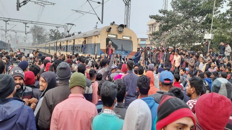 RRB-NTPC Result: बिहार के रेलवे ट्रैक छात्र क्यों कर रहे हंगामा, जानिये विरोध प्रदर्शन की वजह
