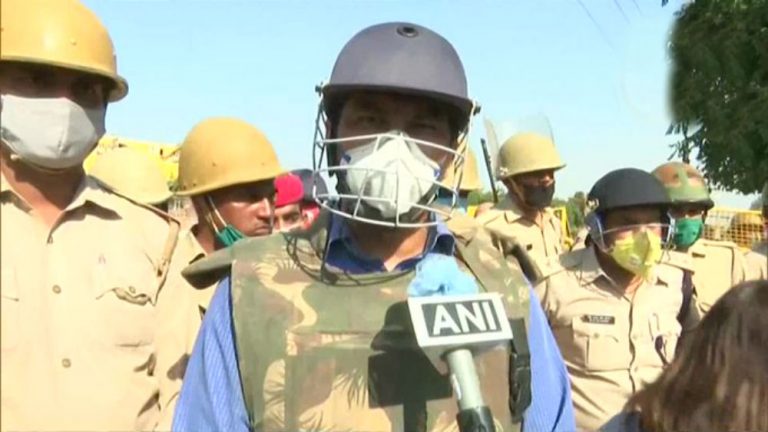 Hathras gangrape updates : हाथरस में बवाल, सपा और रालोद के कार्यकर्ताओं पर पुलिस ने बरसाई लाठी, पीड़िता के भाई की मांग-डीएम को सस्पेंड किया जाये