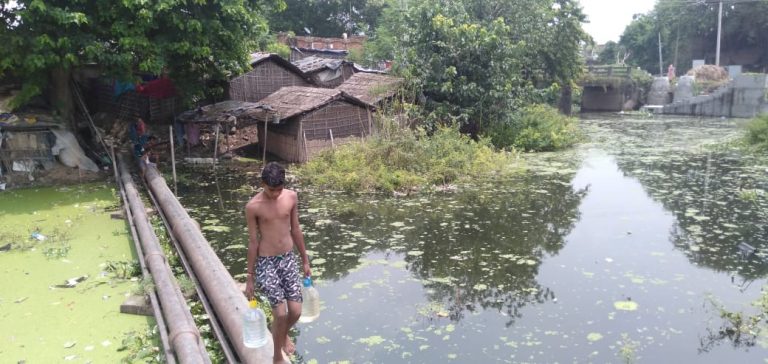 लखीसराय के निचले इलाकों में घुसा पानी, कटिहार की सड़कों पर बह रहा पानी