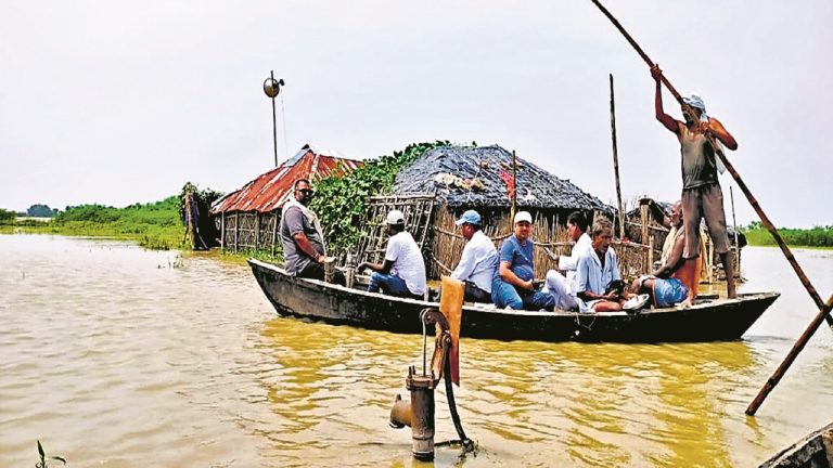PHOTOS: बिहार के सहरसा में बाढ़ से तबाही का मंजर देखिए, घर के अंदर पानी के बीच जिंदगी लड़ रही जंग..