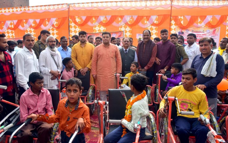 Aligarh: शिक्षा मंत्री ने 365 दिव्यांग छात्रों को वितरित किये उपकरण, परिषदीय विद्यालयों को लेकर कही ये बात…