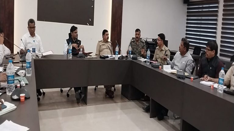 पंचायत चुनाव को लेकर सरायकेला DC ने की बैठक, बोले- अनुमंडल स्तर पर बनेगा स्ट्रांग रूम और काउंटिंग सेंटर