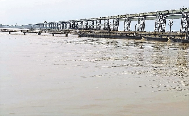 गंडक नदी का तेजी से बढ़ा जलस्तर, सदर प्रखंड के दो दर्जन गांवों का मुख्यालय से कटा संपर्क