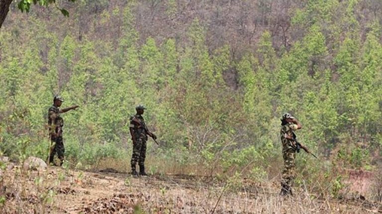 Naxal Encounter: चतरा के पचफेरा जंगल में पुलिस-नक्सली मुठभेड़, सुरक्षा बलों ने माओवादी कैंप को किया ध्वस्त