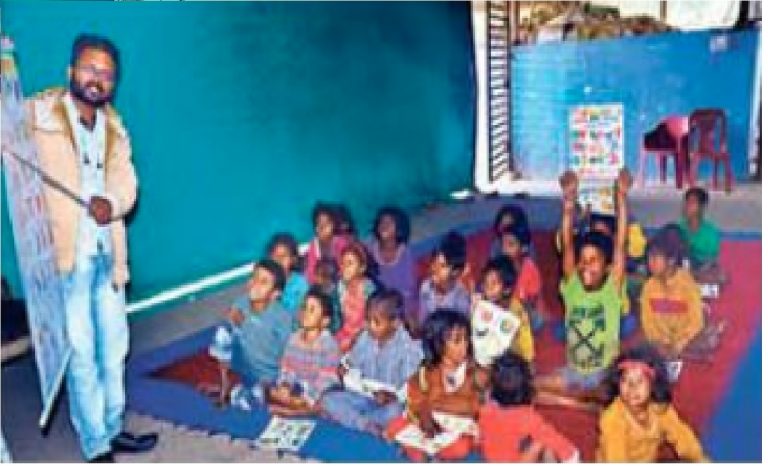 पटना में कचरा चुनने के बजाय बच्चे पढ़ रहे ABCD, स्वच्छता केंद्र में बच्चों को किया जा रहा शिक्षित